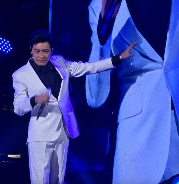 创达盈配资 TVB视帝演唱会现场爆料，曾为报复狂吻袁咏仪，女儿登台惊艳全场