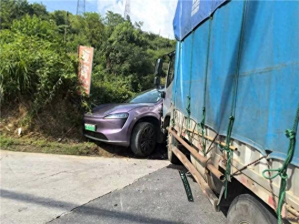 中金汇融配资 智界R7被大货车撞击致报废: 护住了车主一家人